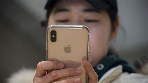 apple onderuit na keiharde tegenvaller  iphone verkopen rtl nieuws