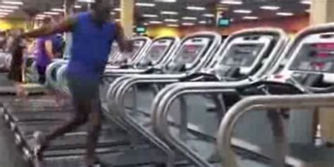 video lelaki amerika berdansa di atas mesin olahraga lari