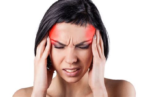 mujer con dolor de cabeza la guía de las vitaminas