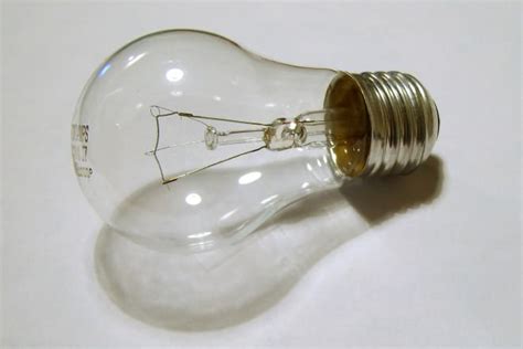fluorescent cfl  incandescent bulbs difference  comparison diffen