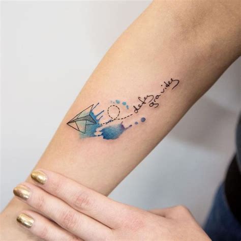 un tatouage minimaliste poétique associé à un message inspirant et tâché d encre bleu tattoo