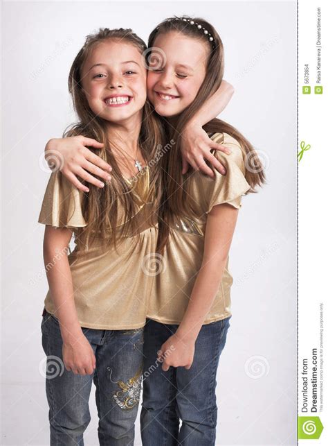 due bambine che si abbracciano fotografia stock immagine