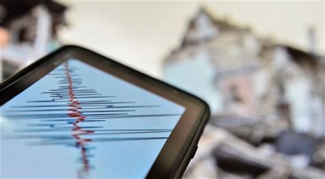 son dakika manisada lik deprem istanbul ve izmirde hissedildi