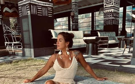 Deslumbrante! Carol Peixinho posa com look de crochÃª feito