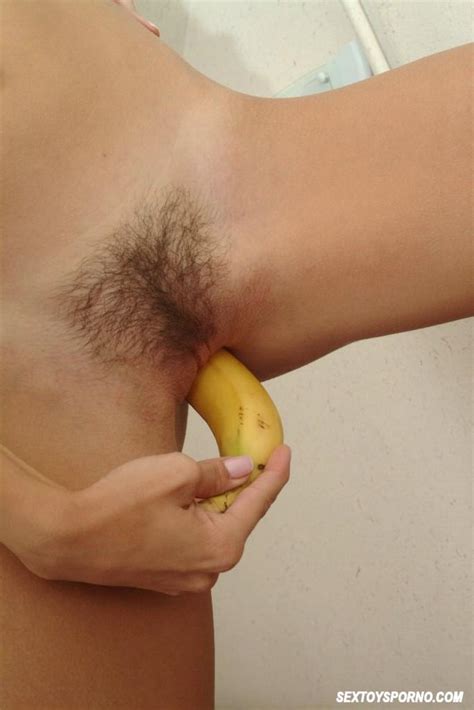 anna baszczynsk masturbating with a banana 3417 page 4