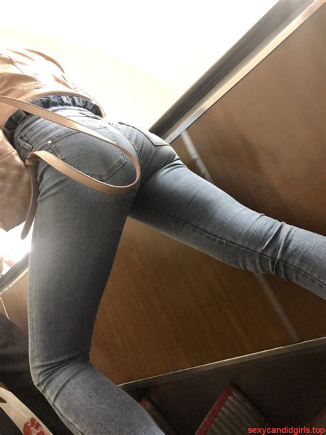awesome booty and long legs on the escalator creepshots