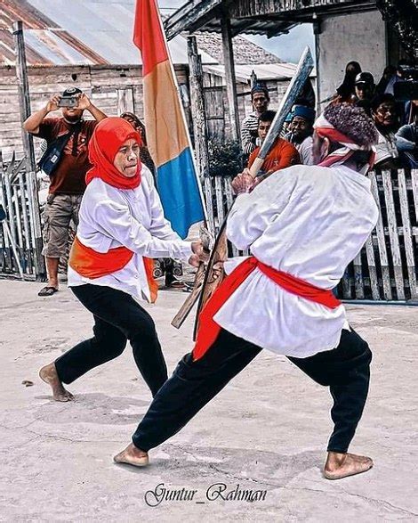 suku banggai tarian balatindak suku banggai kesultanan kerajaan indonesia