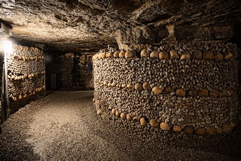 exploring  enigmatic catacombs  paris  eerie trip packed  terrifying images
