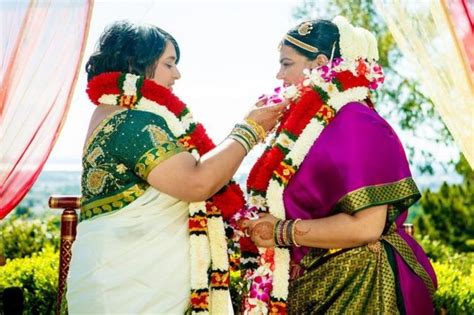 ہم جنس پرست انڈین امریکی جوڑے شادی کے لیے منفرد انداز اپنانے لگے bbc