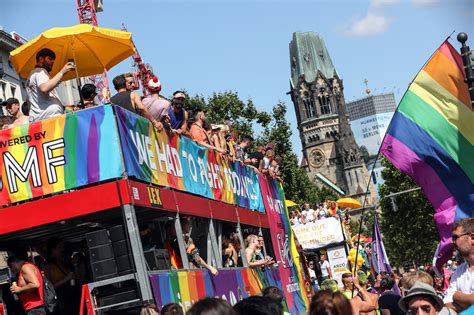 berlin pride parade draws hundreds of thousands sbs news