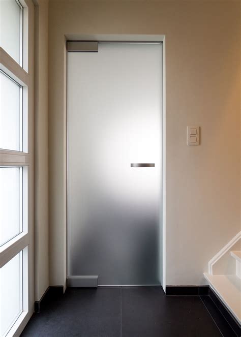 mat glazen deur met onzichtbare omlijsting glazen deur badkamer deuren badkamer ontwerp