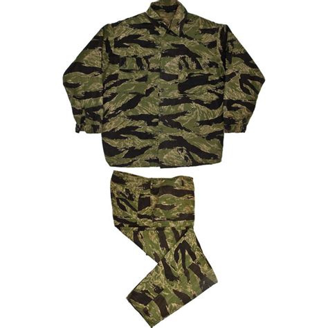 pair  camouflage fatigues   green berets total  items