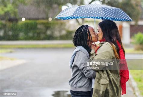 Black Lesbians Kissing Photos Et Images De Collection Getty Images