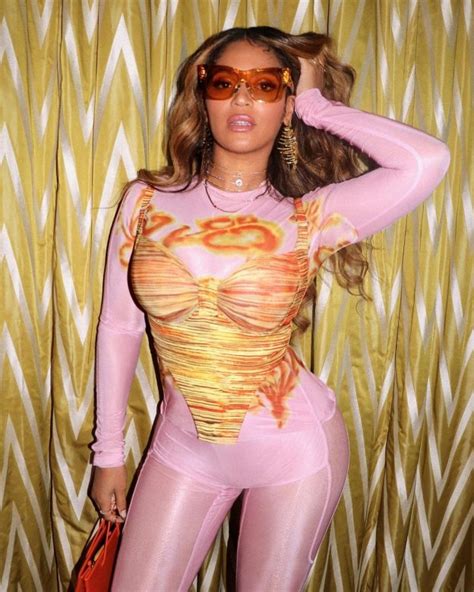 Beyonce Knowles Showed Off A Seductive Look In Pink Style