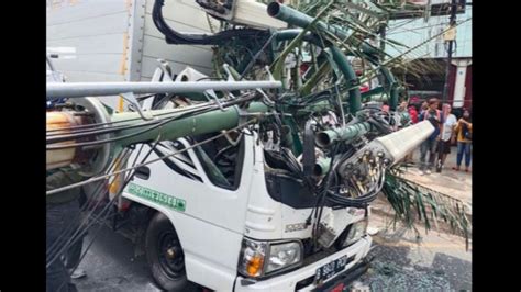 truk tabrak tower  bekasi   tewas   luka luka