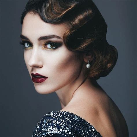 Un must nei tagli capelli anni venti era la frangetta «che si interrompe prima delle sopracciglia, elemento espressivo dello sguardo, e che . Acconciature anni 20: questo sarÃ  l'anno del vintage - CapelliStyle