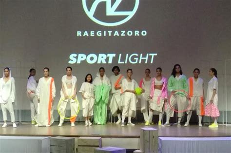 desainer indonesia raegitazoro tampilkan tren fashion bertema