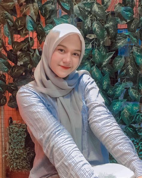 pin oleh yanuar budiman di hijab melayu di 2021 jilbab cantik