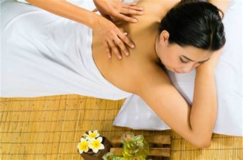 pamper your wife with a sensual massage using these tips