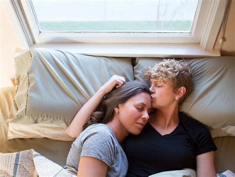 Caucasian Lesbian Couple Kissing In Bed – Bild Kaufen – 71129493 Lookphotos