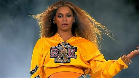 beyonce falls down with solange at coachella weekend 2 youtube