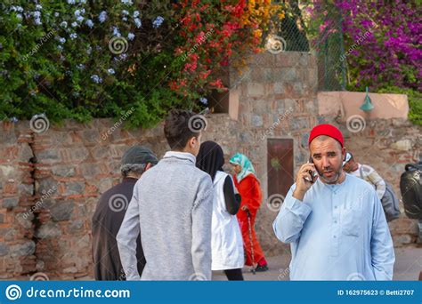 marokkaanse man spreekt met een mobiele telefoon op het jemaa el fnaa plein  marrakech