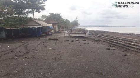 Air Pasang Genangi Parkiran Di Pantai Lebih Warga Sudah Musiman