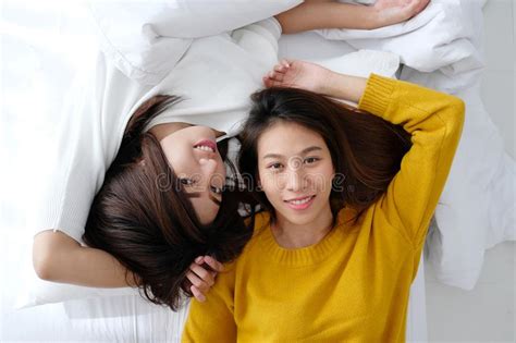 Lgbt Het Jonge Leuke Aziatische Gelukkige Ogenblik Van Het Vrouwen