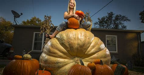 heres  secret  growing iowas biggest pumpkin