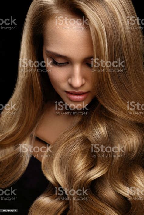 볼륨 머리입니다 긴 금발 머리와 아름 다운 여자 모델 털에 대한 스톡 사진 및 기타 이미지 털 패션모델 여자 Istock