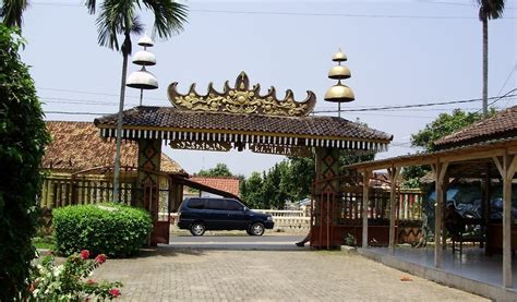 rumah adat lampung  diwarnai  hal kebudayaan suku lampung  provinsi lampung