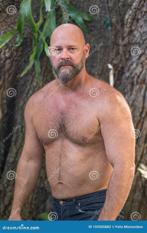 atractivo hombre maduro sin camisa posando al aire libre foto de