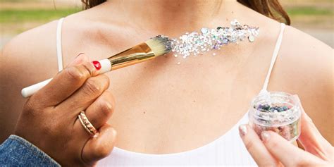 how to wear body glitter — tricks for applying glitter makeup