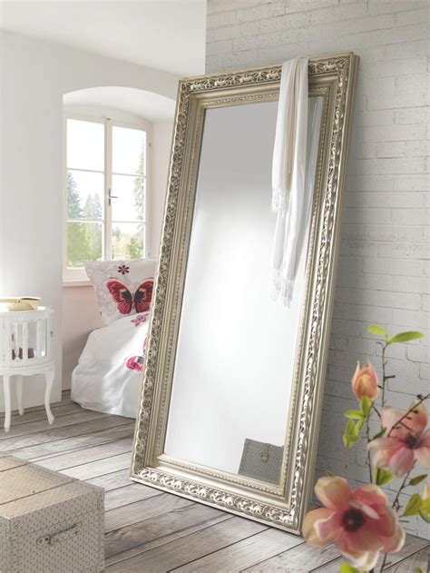 wandspiegel mit kunstvollem silberrahmen wohnzimmer spiegel