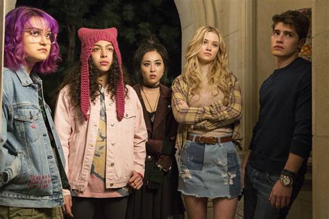 Marvel S Runaways Review Round Up The Best New Comic Book Show To