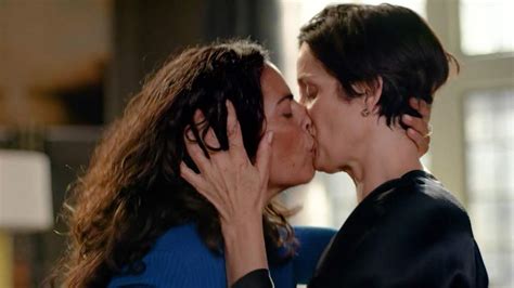 carrie anne moss and sarita choudhury lesbo scene from