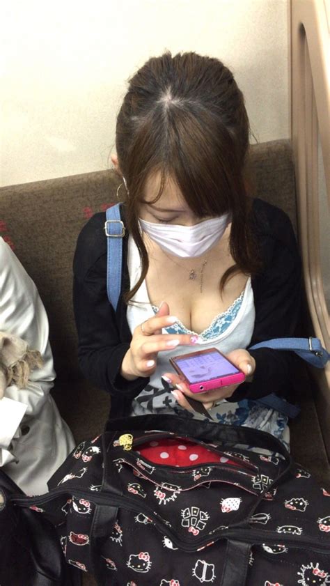 電車で谷間晒してる巨乳女を無音カメラで盗撮する強者が現れる みんくちゃんねる