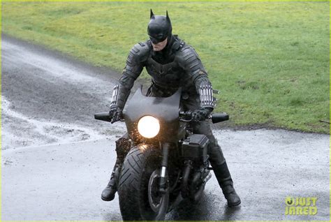 the batman set photos reveal closer look at new batsuit