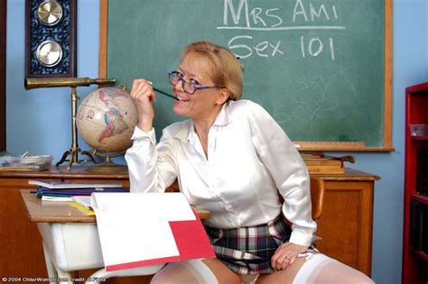 mature teacher flashing her pussy in the classroom pichunter