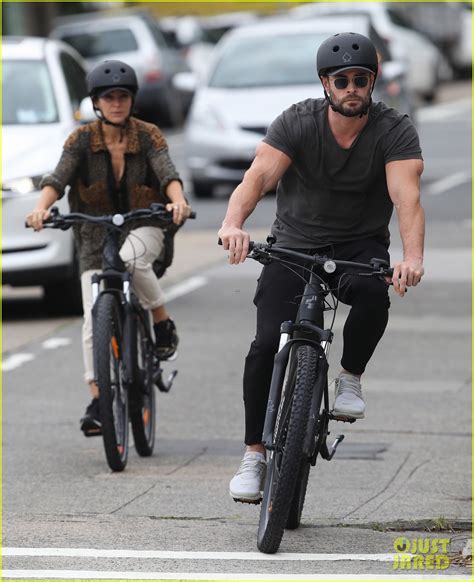chris hemsworth and elsa pataky couple up for bike ride
