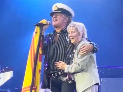 rod stewart duets with his 94 year old sister mary on stage as he wraps