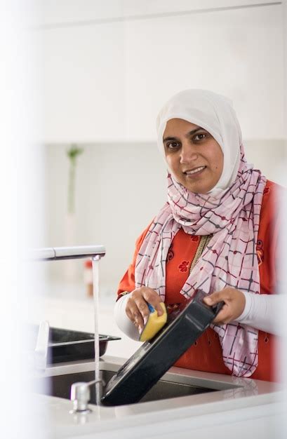 Femme Arabes Hungry Woman Gets Food Telegraph