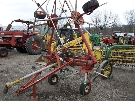 hesston   hydraulic fold hay tedder  trac lot