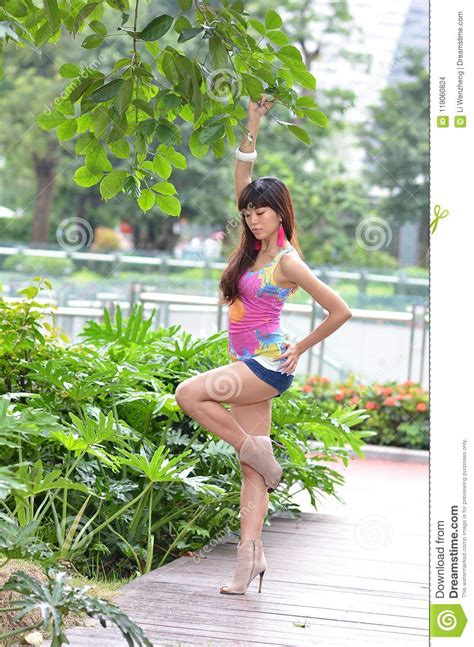 la belle fille asiatique montre sa jeunesse dans le parc photo stock