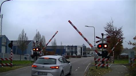 spoorwegovergang reuver dutch railroad crossing youtube