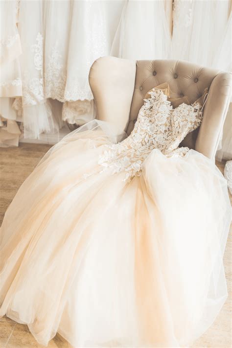 Easy Trick To Seamlessly Do Your Wedding Dress Bustle Diy Wedding