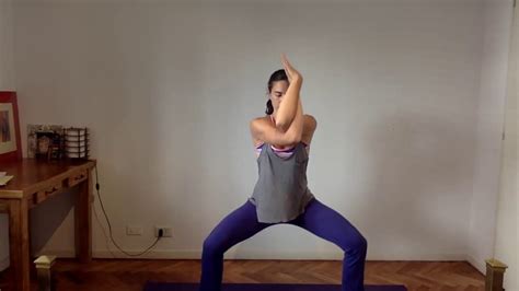 10 Minute Yoga Flow Focused On Opening The Hips Youtube