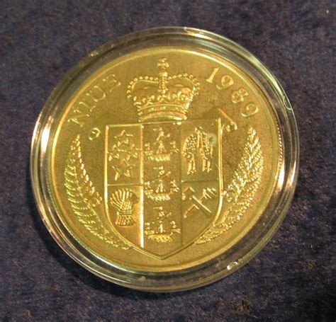 niue general douglas mac arthur commemorative  coin encapsulated