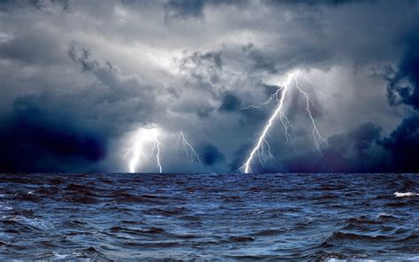 zware storm op zee met onweer