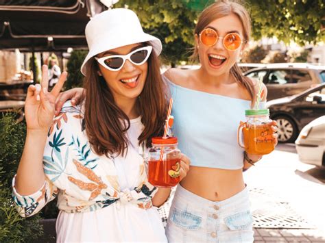 twee jonge mooie glimlachende hipster meisjes in trendy
